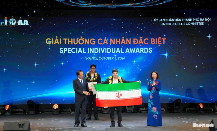 Một thí sinh khác của Iran là Hirbod Foudazi nhận giải thưởng cá nhân đặc biệt. Đáng chú ý, đây cũng là thí sinh nhận giải thưởng có tổng điểm cao nhất.