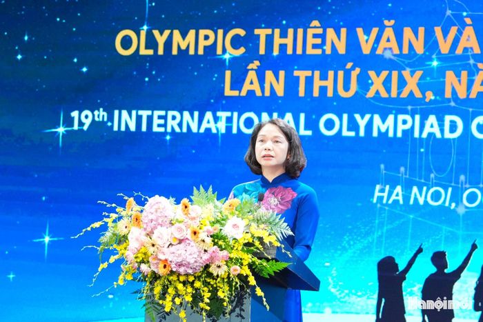 Phó Chủ tịch UBND thành phố Hà Nội Vũ Thu Hà, Trưởng ban Tổ chức IOAA 2026 dự và trao thưởng cho các thí sinh.
