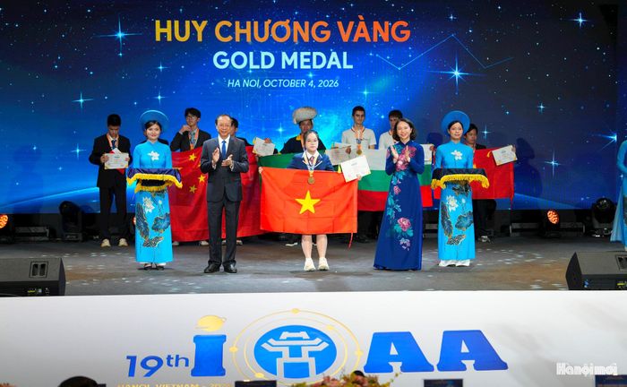 Đội tuyển Việt Nam gồm 10 thí sinh giành thành tích ấn tượng tại kỳ thi khi 100% thành viên đều giành giải thưởng, với 6 Huy chương Vàng. Cụ thể, 6 thí sinh giành Huy chương Vàng, gồm: Nguyễn Tuấn Kiệt (Trường Trung học phổ thông chuyên Nguyễn Huệ), Lê Gia Hồng Minh (Trường Trung học phổ thông chuyên Hà Nội - Amsterdam), thành phố Hà Nội; Lê Bá Tuấn Việt (Trường Trung học phổ thông chuyên Khoa học tự nhiên, Đại học Quốc gia Hà Nội), Lê Quang Trí (Trường Phổ thông Năng khiếu, Đại học Quốc gia thành phố Hồ Chí Minh), Nguyễn Quang Dũng và Mai Văn Khánh (đều là học sinh Trường Trung học phổ thông chuyên Lam Sơn, tỉnh Thanh Hóa).