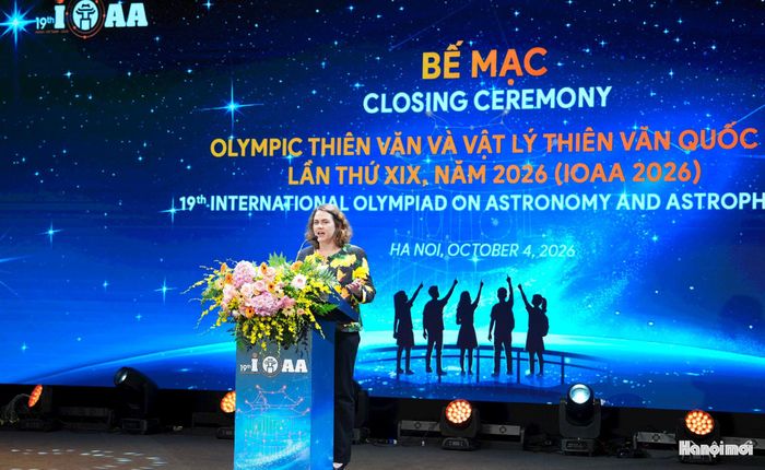 Tổng Thư ký Ủy ban Olympic thiên văn học và vật lý thiên văn quốc tế (IOAA) Natasha Stanic phát biểu tại lễ bế mạc.