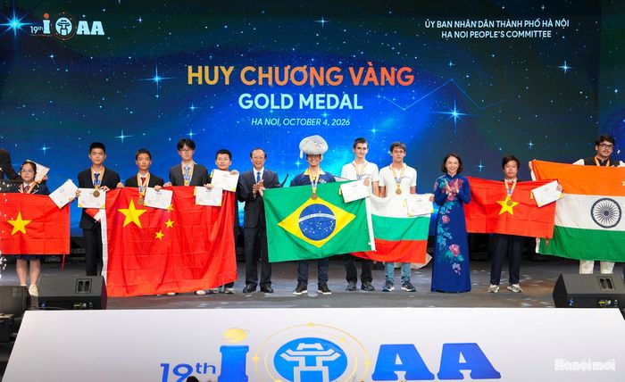 Thứ trưởng Thường trực Bộ GD-ĐT Phạm Ngọc Thưởng và Phó Chủ tịch UBND thành phố Hà Nội Vũ Thu Hà trao Huy chương Vàng tới các thí sinh.