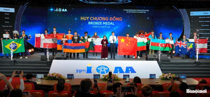 Ban Tổ chức trao Huy chương Đồng tới thí sinh.