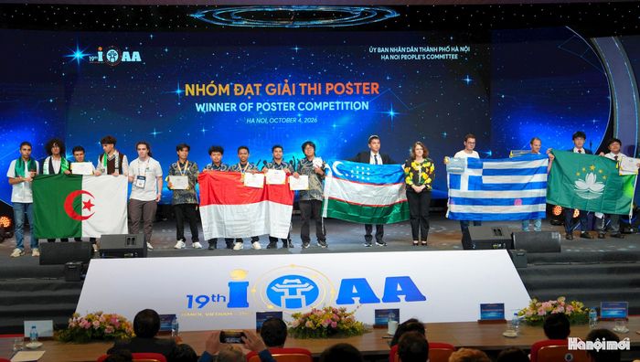 Ban Tổ chức trao thưởng cho nhóm đạt giải thi poster.