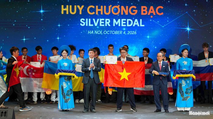 Ban Tổ chức trao Huy chương Bạc tới thí sinh.