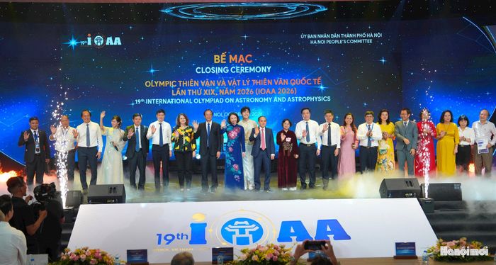 Các đại biểu chụp ảnh lưu niệm tại lễ bế mạc IOAA 2026.