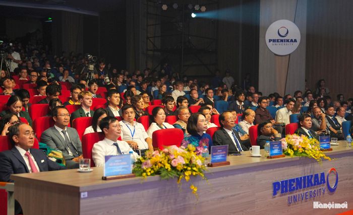 Đây là lần đầu tiên IOAA được tổ chức tại Việt Nam, quy tụ 65 đội tuyển của 64 quốc gia và vùng lãnh thổ, với gần 500 thành viên, trong đó có hơn 300 thí sinh. Trong ảnh: Các đại biểu tham dự buổi lễ bế mạc chiều 4-10.