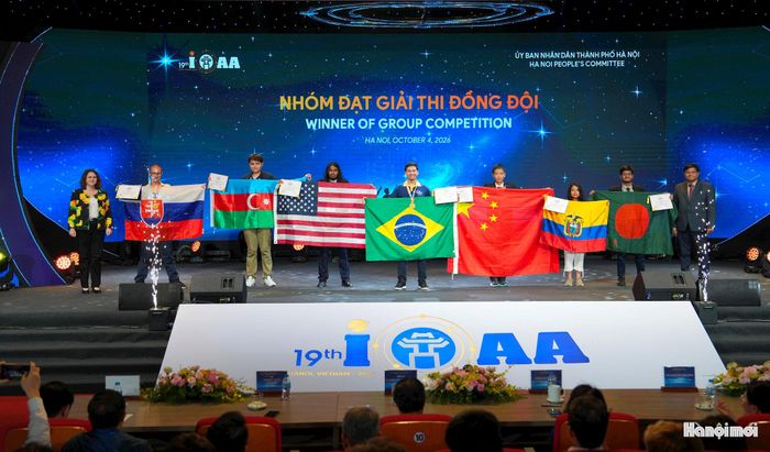 Nhóm đạt giải thi đồng đội nhận thưởng tại lễ bế mạc.