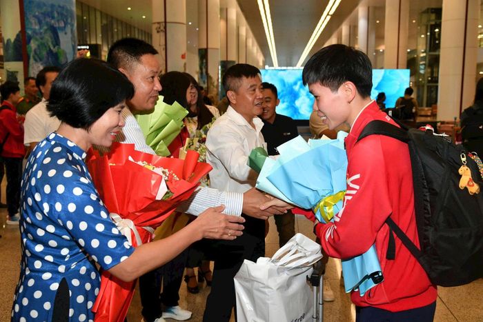 Phó Cục trưởng Cục Thể dục Thể thao Việt Nam Lê Thị Hoàng Yến vui mừng đón các nhà vô địch ASIAD 20. Ảnh: Phạm Dương