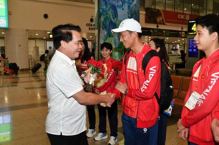 Giám đốc Trung tâm Huấn luyện và Thi đấu thể thao Hà Nội Đinh Văn Luyến đón đoàn. Ảnh: Phạm Dương