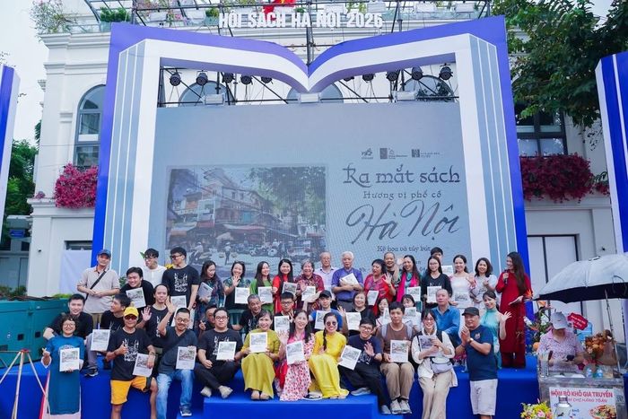 Các tác giả sách, khách mời và các thành viên nhóm Ký họa đô thị Hà Nội. Ảnh: Ban tổ chức