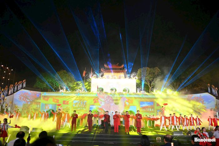 Chương trình biểu diễn mang đến sắc màu văn hóa đa quốc gia. Ảnh: Văn Tuyến