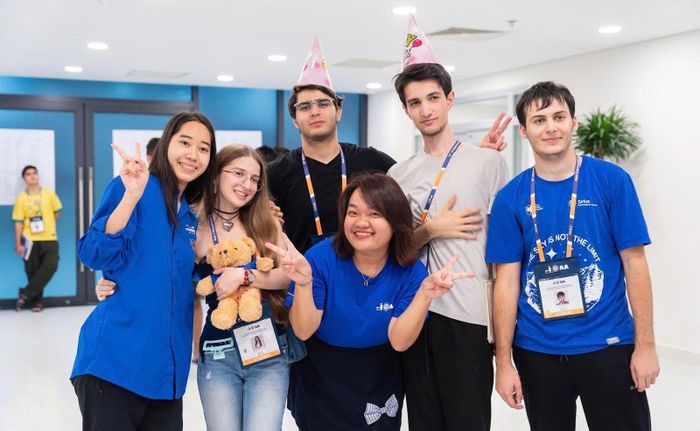 Các sinh viên tình nguyện thân thiết với thí sinh trong sinh hoạt hàng ngày. Ảnh: BTC