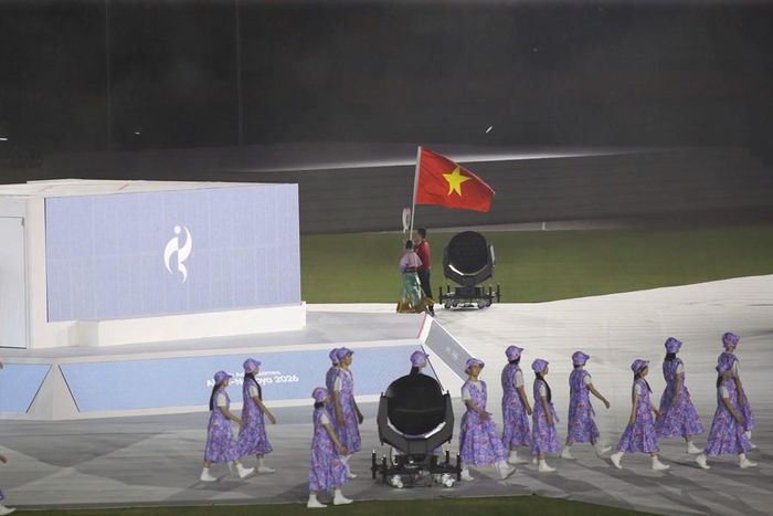 Phần diễu hành với quốc kỳ của các quốc gia tham dự ASIAD 2026. Ảnh: Bùi Lượng