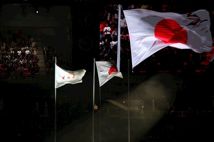 Quốc kỳ của chủ nhà Nhật Bản được kéo lên trong Lễ bế mạc của ASIAD 2026. Ảnh: Bùi Lượng