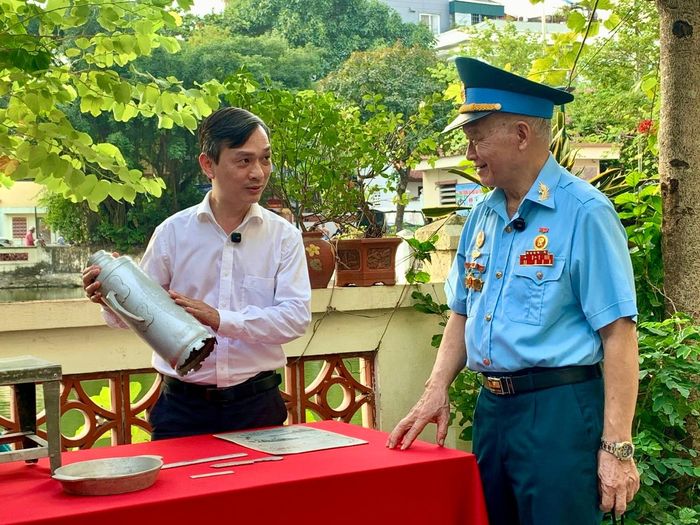Phó Chủ tịch UBND phường Ba Đình Nguyễn Dân Huy (trái) hào hứng giới thiệu với Đại tá Vũ Đình Rạng về những hiện vật được lưu giữ từ một thời đã xa của người Hà Nội. Ảnh: PV