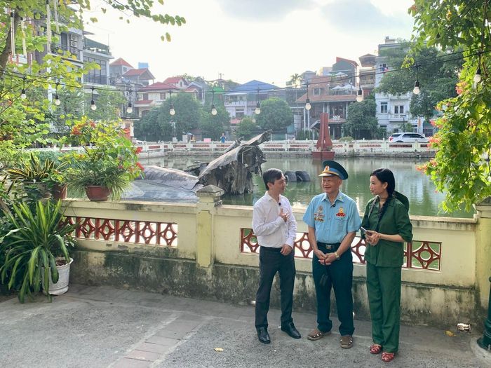 Đại tá Vũ Đình Rạng, phi công MiG-21, nguyên cán bộ Trung đoàn 921, Sư đoàn 371, Quân chủng Phòng không - Không quân (giữa), thăm hồ Hữu Tiệp. Ảnh: PV