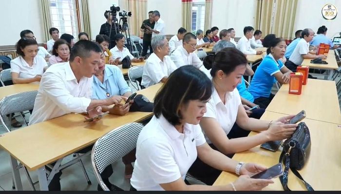 Người dân cài đặt ứng dụng Báo cháy 114 tại phiên livestream. Ảnh: PV