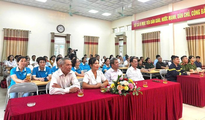 Lãnh đạo phường và nhân dân tham gia phiên livestream trải nghiệm PCCC và CNCH tại Nhà văn hóa Tổ dân phố Việt Hưng 4. Ảnh: PV