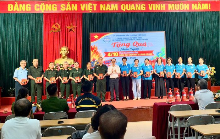 Lãnh đạo phường Việt Hưng tặng mặt nạ chống độc tới người dân tham dự chương trình. Ảnh: PV