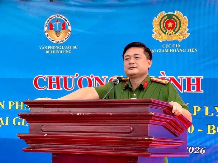 Đại tá Đào Anh Kiên - Giám thị Trại Cải tạo Hoàng Tiến phát biểu và tâm sự với các phạm nhân tại tuyên truyền, tư vấn pháp luật. Ảnh:PV