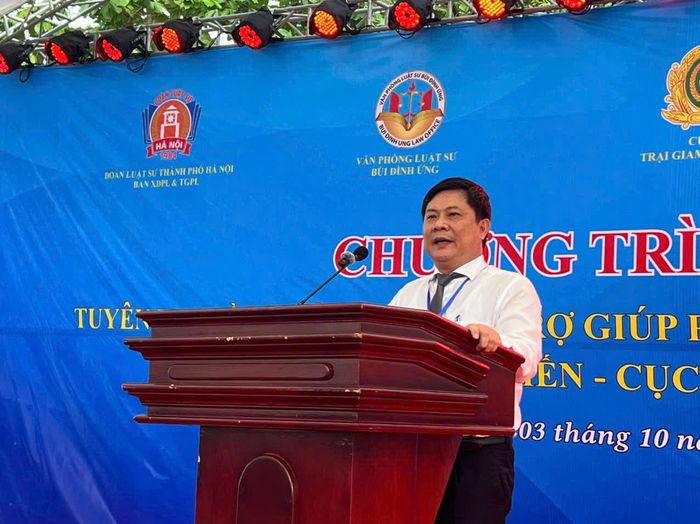 Phó Chủ nhiệm Đoàn Luật sư TP Hà Nội Lê Trung Sơn tâm sự, chia sẻ cùng các phạm nhân tại Trại Cải tạo Hoàng Tiến. Ảnh: PV