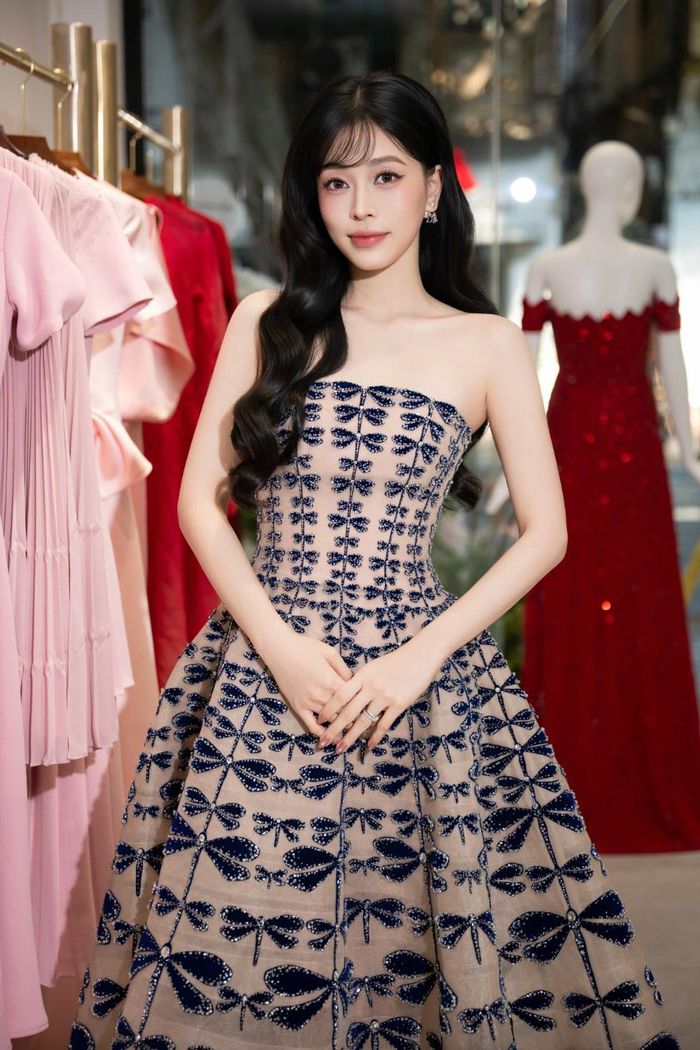 Á hậu Phương Nga khoe diện mạo như công chúa với chiếc đầm quây xòe bồng, đính kết hình chuồn chuồn.