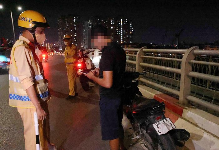 Một trường hợp nam thanh niên dùng khẩu trang che biển số xe bị phát hiện, xử lý