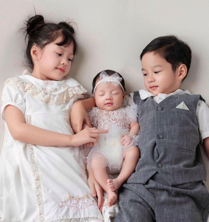 Vợ chồng Đặng Thu Thảo hiện có ba người con, gồm con gái đầu lòng Sophie sinh năm 2018, con trai Liam sinh năm 2020 và một cô con gái út sinh năm 2024. Đặng Thu Thảo chỉ thông báo tin vui về em bé thứ ba sau khi con đã cứng cáp, cho thấy sự thận trọng quen thuộc trong cách nàng hậu bảo vệ đời tư của gia đình.