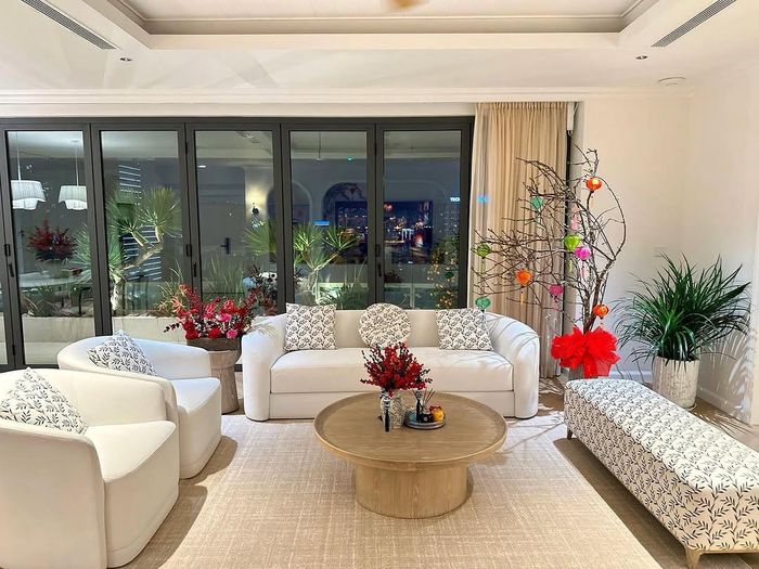 Thông tin trên Ngôi sao cho biết, gia đình 5 người của hoa hậu Đặng Thu Thảo hiện hiện sống trong một căn hộ cao cấp được hoàn thiện và chuyển vào ở từ giữa năm 2024, chỉ trước khi Hoa hậu sinh bé thứ 3 một thời gian. Căn nhà vừa ấm cúng, vừa sang trọng tinh tế.