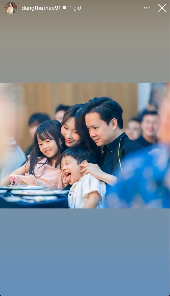Không thường xuyên chia sẻ hình ảnh các con lên mạng xã hội, vì vậy mỗi lần Đặng Thu Thảo chủ động đăng một khoảnh khắc đời thường của gia đình đều nhận được sự quan tâm. Mới đây, nàng hậu hiếm hoi cập nhật hình ảnh cô con gái lớn trong một khoảnh khắc rất giản dị bên bố mẹ. Không cầu kỳ, không có màn tạo dáng đặc biệt, bức ảnh vẫn nhanh chóng gây chú ý bởi ái nữ nhà Đặng Thu Thảo đã lớn phổng phao, ngày càng ra dáng chị cả trong gia đình có ba người con. Thanh Niên Việt cho hay.
