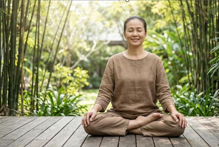 Để duy trì trạng thái tâm an giữa những biến động ở tuổi 50, việc đầu tiên là học cách thừa nhận và lắng nghe cảm xúc của chính mình