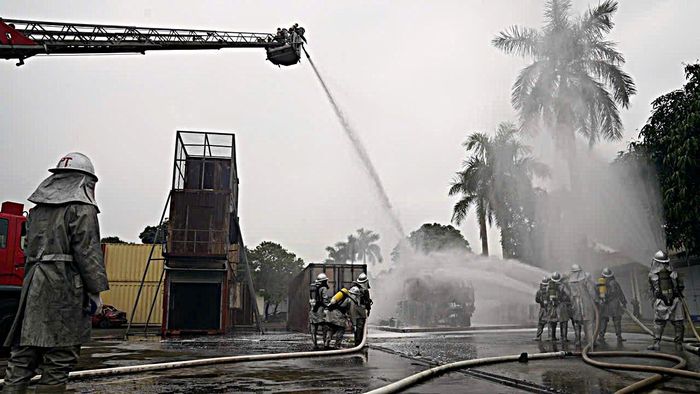 Trong một Hà Nội ngày càng phát triển, Cảnh sát PCCC và CNCH phải làm nhiều hơn việc chạy đến hiện trường khi tiếng còi báo cháy vang lên. (Ảnh Phòng Cảnh sát PCCC&CNCH)