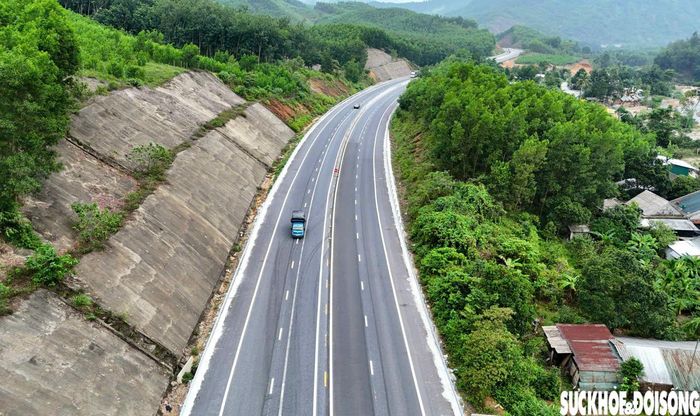Đại diện Ban Quản lý dự án đường Hồ Chí Minh cho biết, các đơn vị đang thi công một số hạng mục bổ sung liên quan đến nút giao xã Khe Tre (TP Huế), xử lý các vị trí sạt trượt taluy do mưa lũ trong năm 2025 gây ra, trong đó có công trình cầu cạn khắc phục sạt lở tại Km50+700. Dự kiến các hạng mục này sẽ hoàn thành vào ngày 31/12/2026 theo chỉ đạo của Bộ Xây dựng. Ảnh: PV.