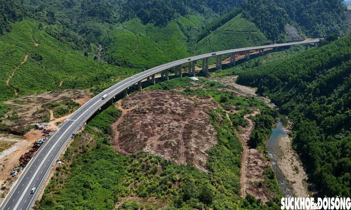 Tuyến cao tốc La Sơn - Hòa Liên đi qua khu vực Vườn quốc gia Bạch Mã, với cảnh quan núi rừng đặc trưng. Ảnh: PV.
