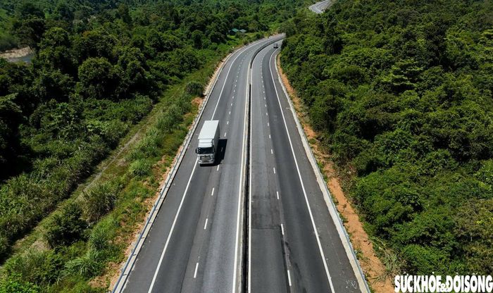 Trong thời gian tiếp tục hoàn thiện, tốc độ tối đa trên tuyến là 60km/h. Xe tải trên 6 trục và xe khách trên 9 chỗ bị cấm lưu thông. Ảnh: PV.