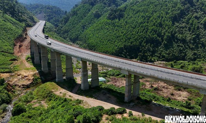 Hệ thống dải phân cách, lưới chống lóa cùng các biển báo giao thông được lắp đặt trên tuyến nhằm đảm bảo an toàn giao thông. Ảnh: PV.