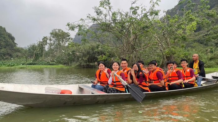 Ranh giới giữa học tập thực tế và những chuyến đi tốn kém, tiềm ẩn nguy cơ mất an toàn khiến phụ huynh, giáo viên băn khoăn. Ảnh: N.T