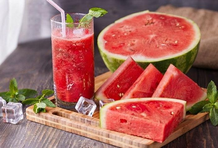 Nước dưa hấu có độ acid thấp có thể giảm trào ngược acid. Ảnh minh họa AI