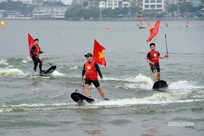 Những người trình diễn giữ thăng bằng trên ván lướt sóng có động cơ, tạo nên màn biểu diễn đẹp mắt. Ảnh: Tuấn Anh