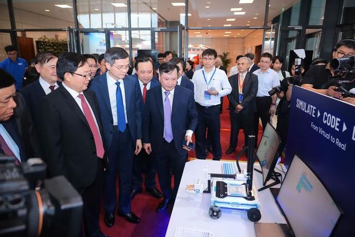 Các đại biểu tham quan gian hàng tại Ngày hội Đổi mới sáng tạo Quốc gia 2026. Ảnh: PV