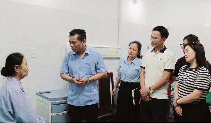 PGS.TS Trần Văn Thanh thăm khám bệnh nhân tại Khoa A10, Bệnh viện Đa khoa Hà Giang.