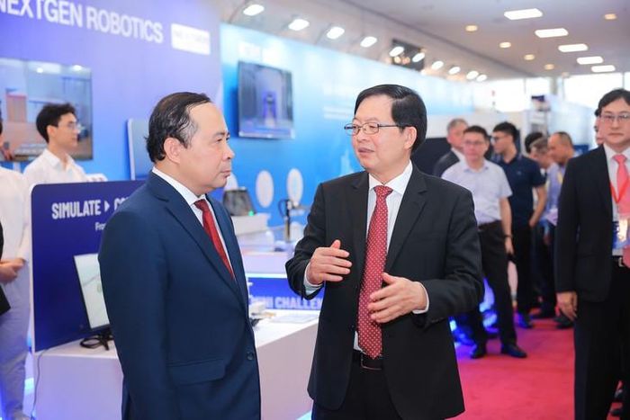 Phó Thủ tướng Hồ Quốc Dũng trao đổi với Bộ trưởng Bộ KH&CN Vũ Hải Quân tại triển lãm Đổi mới sáng tạo sáng ngày 4/10. Ảnh:PV