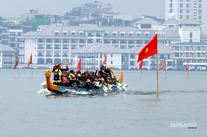Đội đua rẽ sóng về đích. Ảnh: Tuấn Anh
