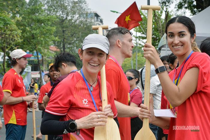 Các nữ tay chèo quốc tế rạng rỡ, hào hứng trước giờ tranh tài. Ảnh: Tuấn Anh