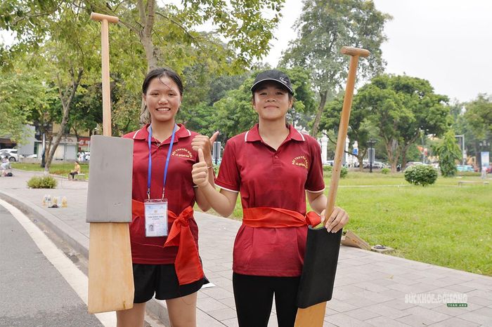 Hai nữ vận động viên đến từ đội Quảng Oai (Hà Nội, Việt Nam) hào hứng tạo dáng cùng mái chèo trước giờ thi đấu. Ảnh: Tuấn Anh