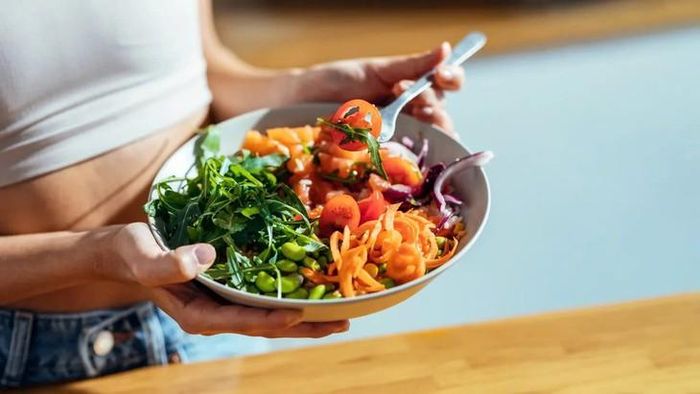 Khẩu phần cần có đủ carbohydrate, protein và chất béo với tỷ lệ phù hợp để đáp ứng nhu cầu năng lượng, duy trì hoạt động cơ bắp và phục hồi sau tập.