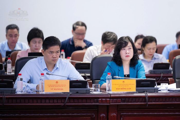 Bộ trưởng Bộ Y tế Đào Hồng Lan và Thứ trưởng Thường trực Bộ Y tế Vũ Mạnh Hà tham dự phiên họp. Ảnh: Quochoi.vn