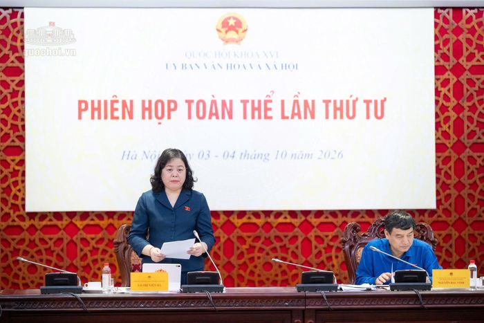 Phó Chủ nhiệm Ủy ban Văn hóa và Xã hội Lò Thị Việt Hà trình bày Báo cáo thẩm tra tóm tắt dự án Luật. Ảnh: Quochoi.vn