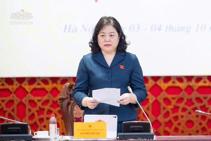 Phó Chủ nhiệm Ủy ban Văn hóa và Xã hội Lò Thị Việt Hà trình bày dự thảo Báo cáo thẩm tra tóm tắt dự án Luật. Ảnh:Quochoi.vn
