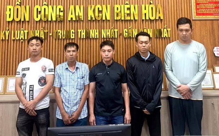 5 nhân viện trộm cắp tài sản của công ty tại Đồn Công an. Ảnh: Công an TP Đồng Nai.